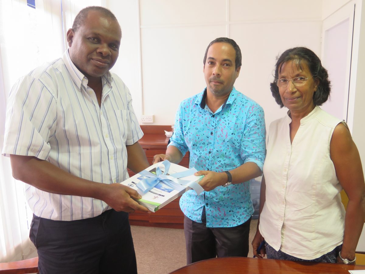 CEPS present Minister of Environment with the complimentary Project for Cap Ternay.
